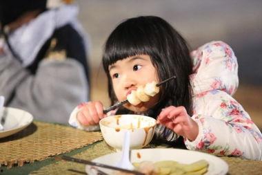 娱乐吃瓜酱姐姐摆摊,娱乐吃瓜酱姐姐的街头摆摊传奇